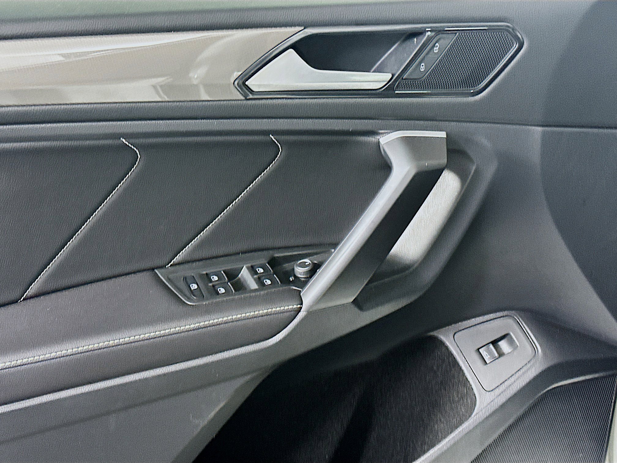 Used 2024 Volkswagen Tiguan SE image 15