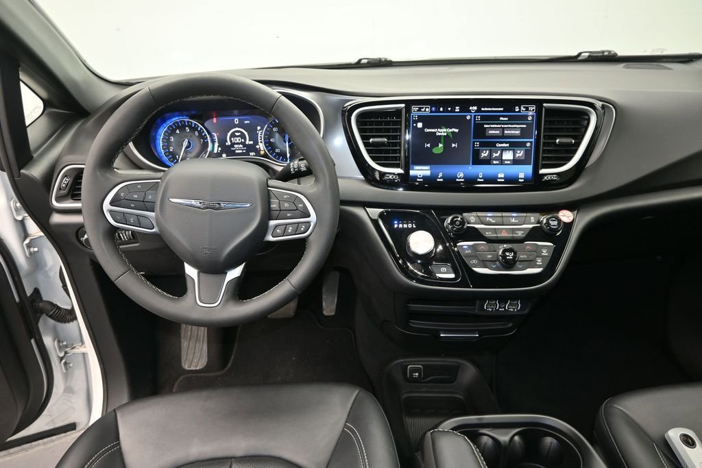 Used 2025 Chrysler Pacifica Select FWD image 16