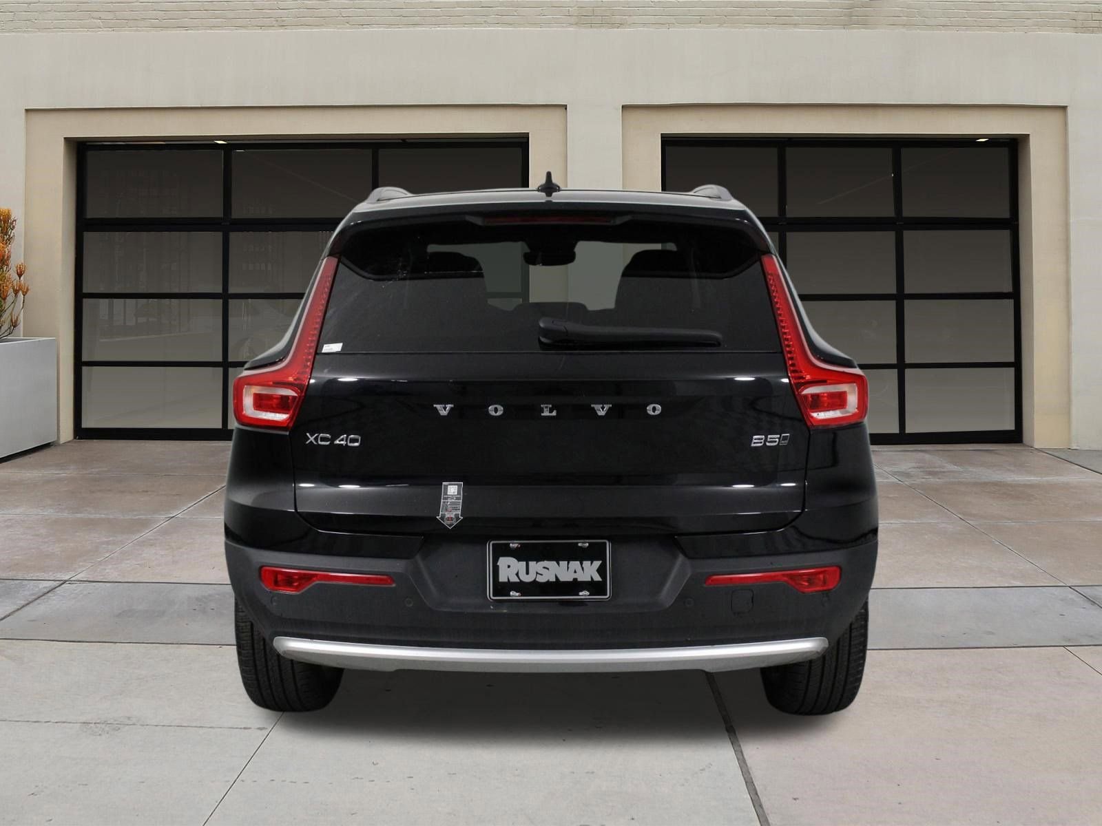 Used 2025 Volvo XC40 B5 Plus image 5