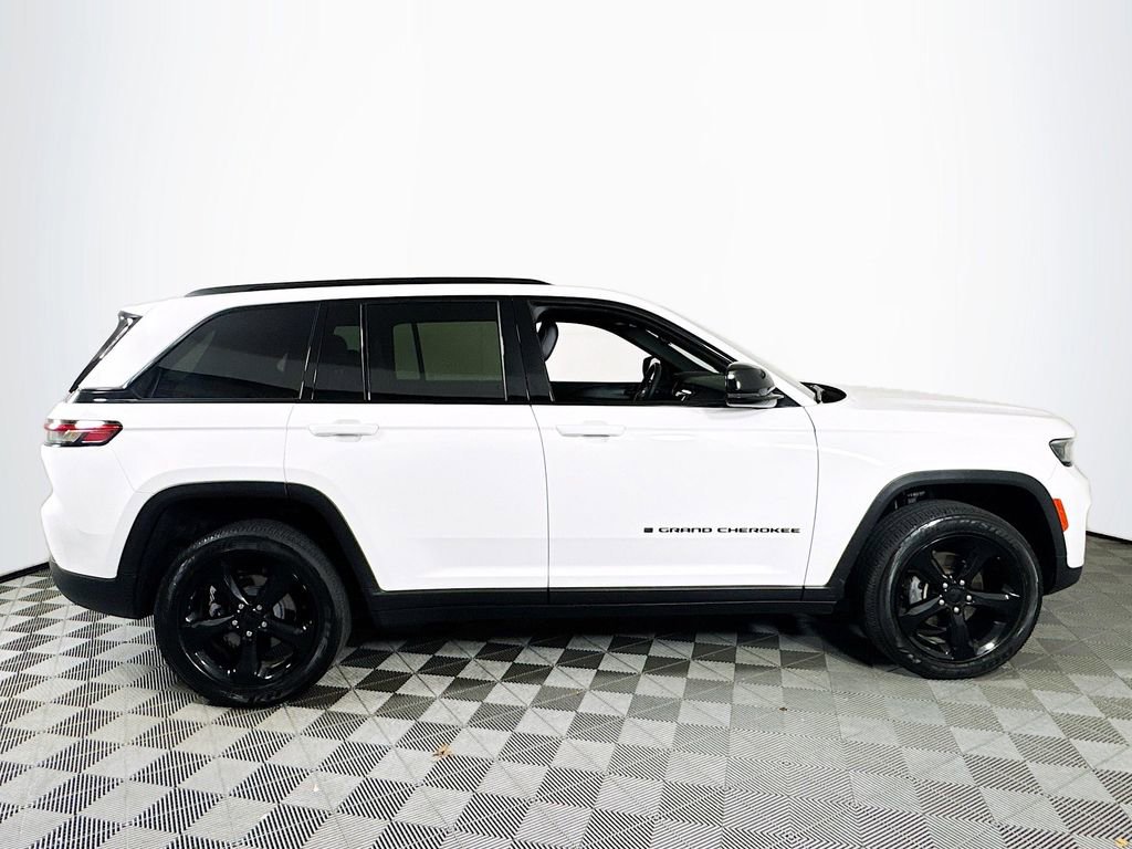 Used 2023 Jeep Grand Cherokee Altitude image 8