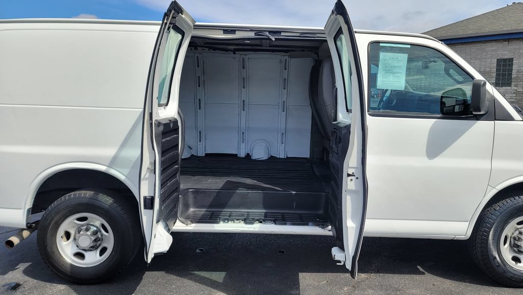 Used 2017 GMC Savana 2500 RWD image 15