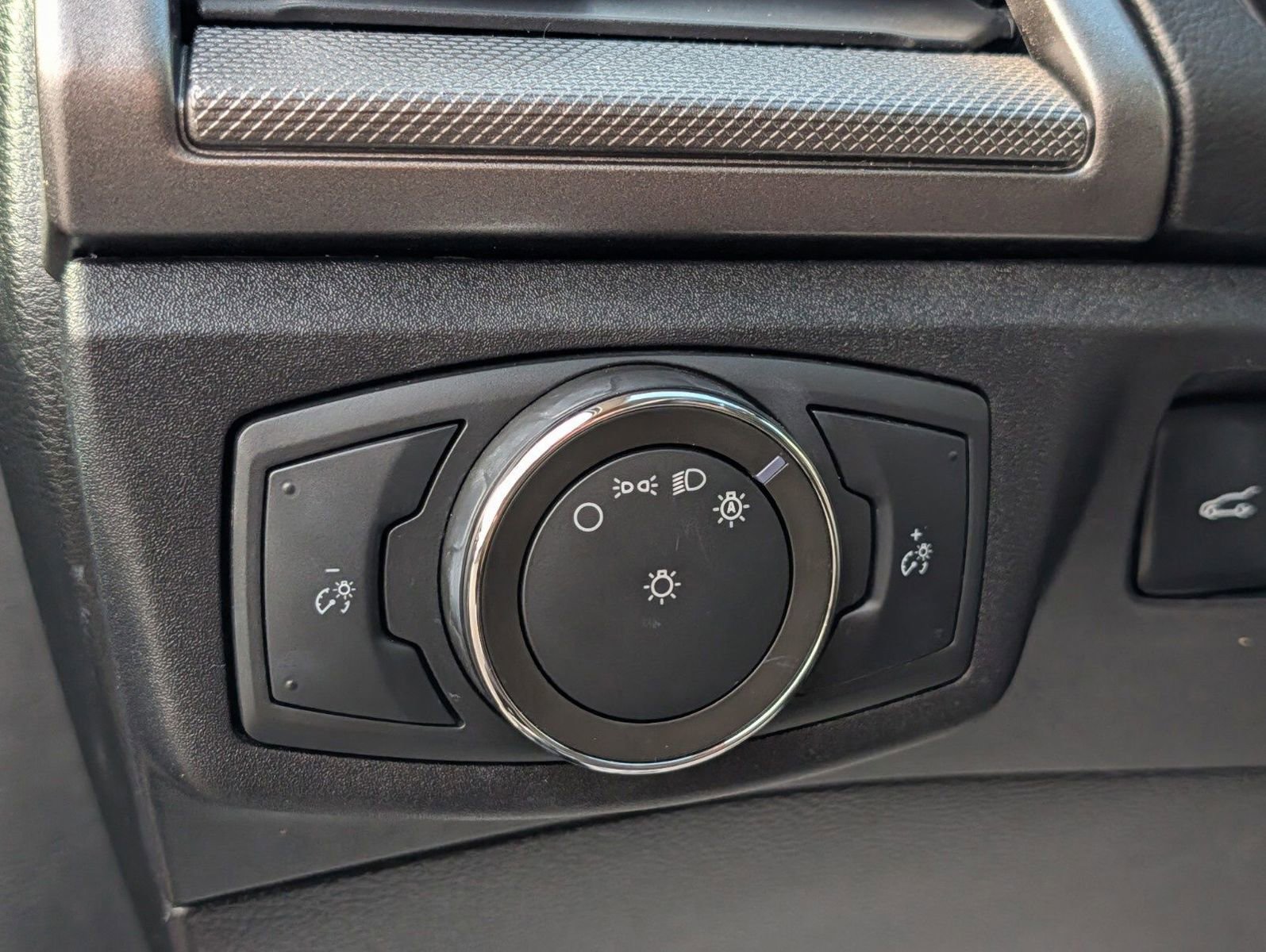 Used 2020 Ford Fusion SE image 10