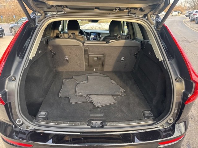 Used 2024 Volvo XC60 B5 Plus image 31