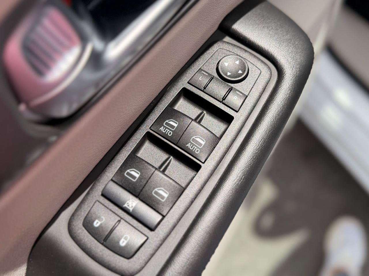 Used 2024 Chrysler Pacifica Touring-L FWD image 10