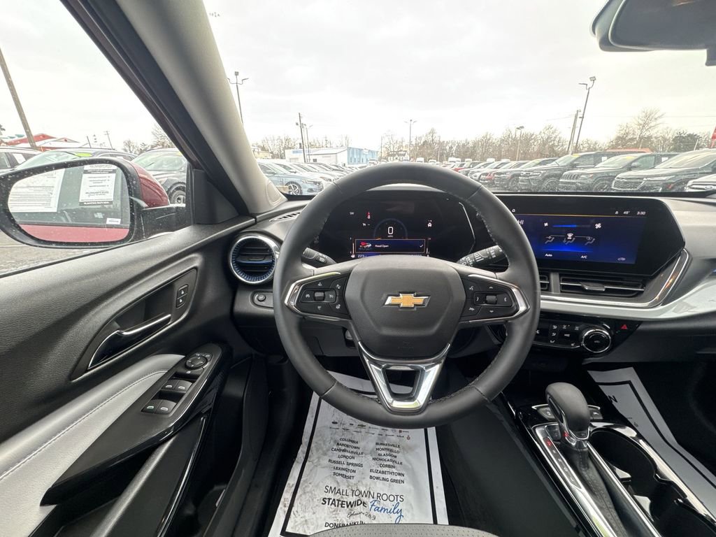 Used 2025 Chevrolet Trax LT w/ LT Convenience Package image 14