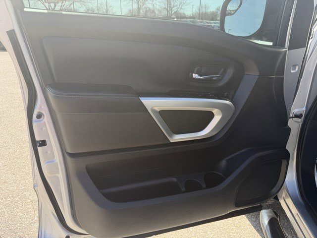 Used 2019 Nissan Titan PRO-4X image 13