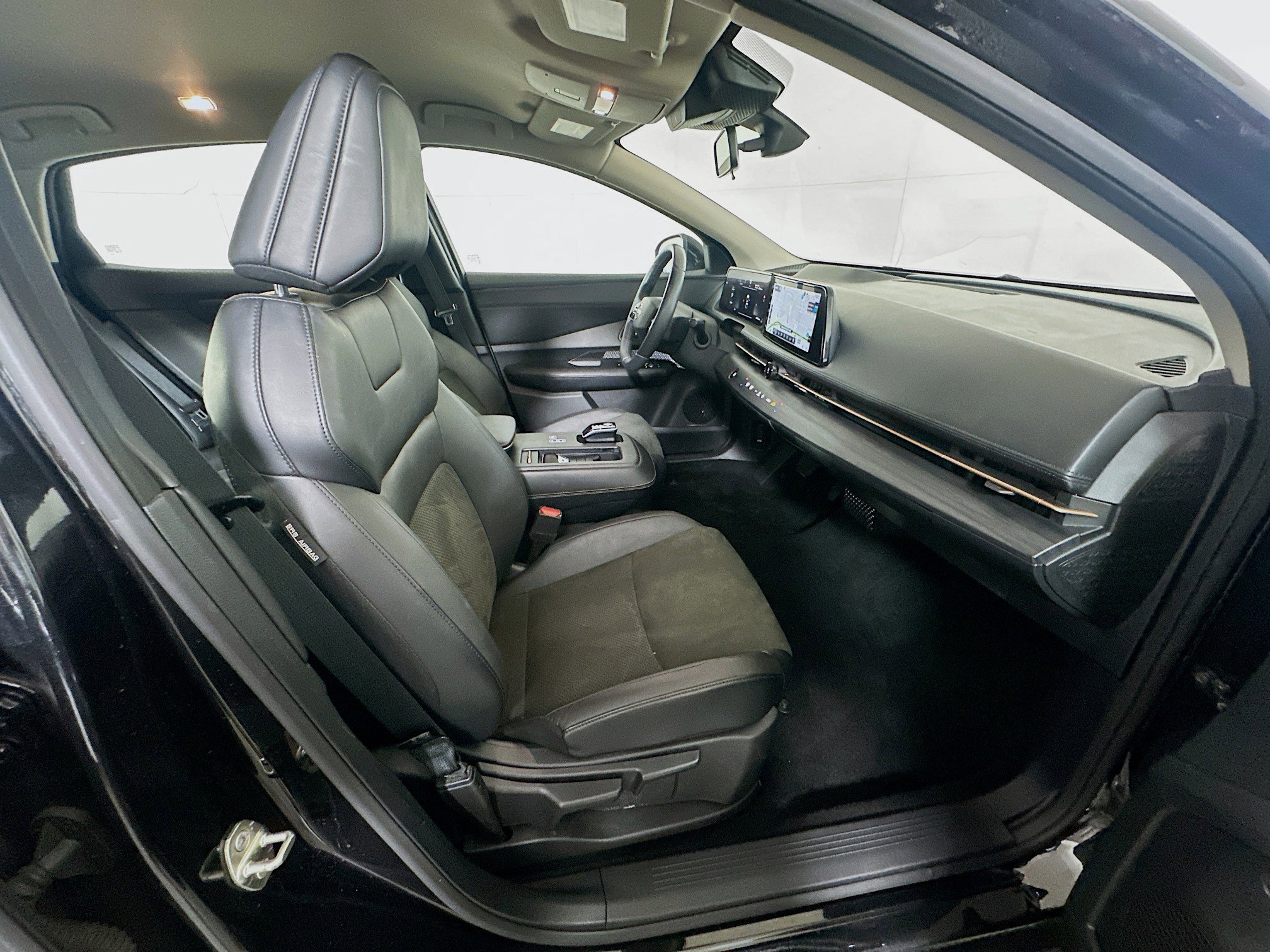 Used 2023 Nissan Ariya FWD image 32