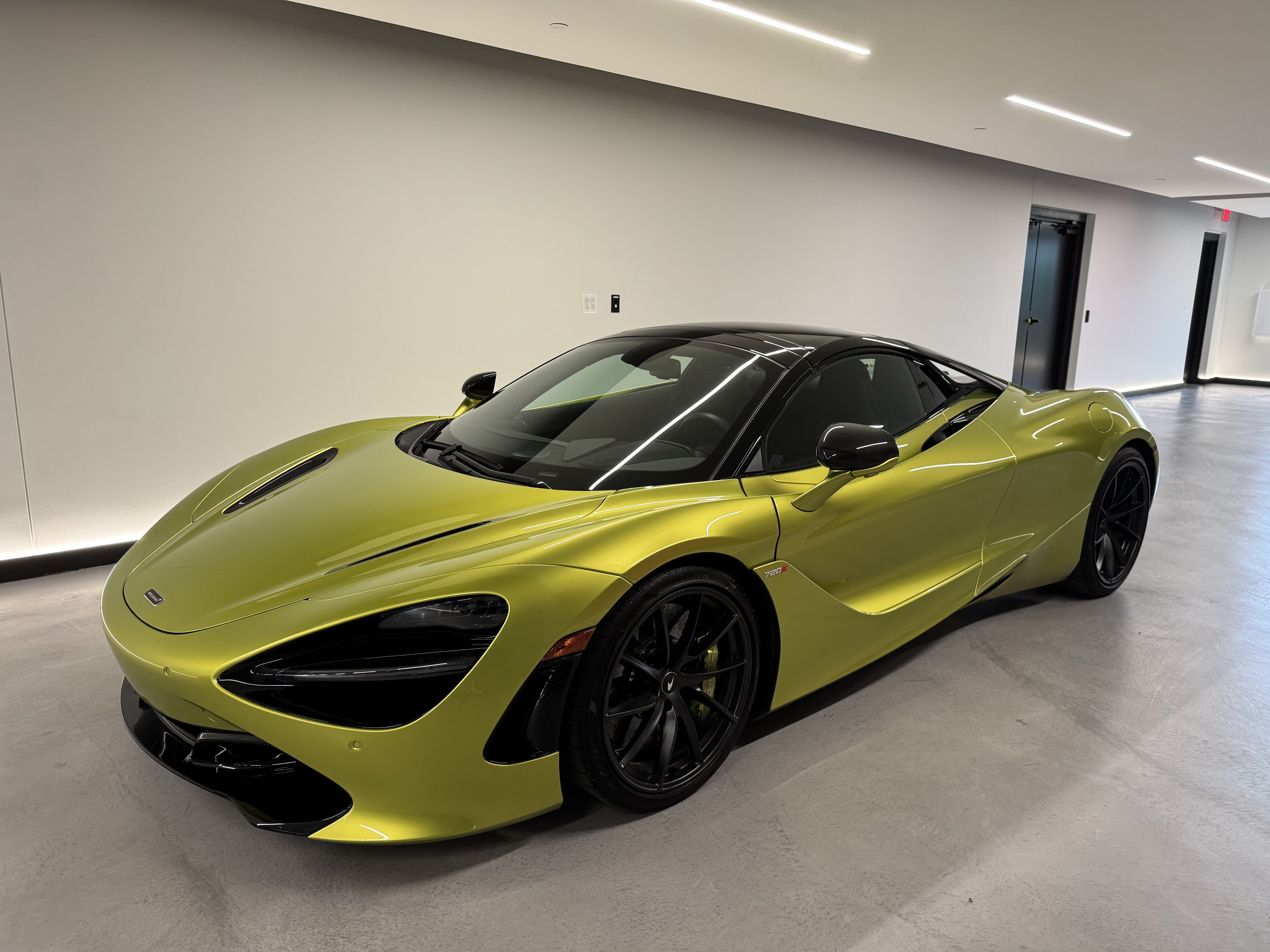 Used 2023 McLaren 720S Spider RWD image 2
