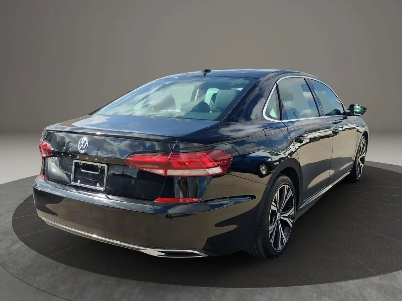 Used 2021 Volkswagen Passat 2.0T SE w/ Luggage Net & Mats Package image 9