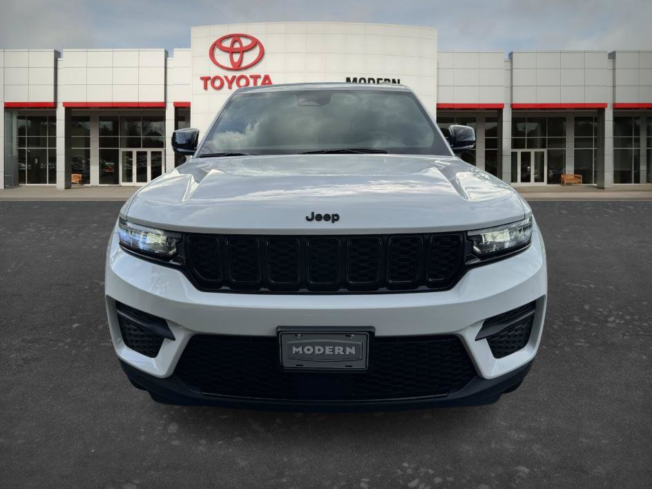 Used 2024 Jeep Grand Cherokee Altitude AWD/4WD image 2
