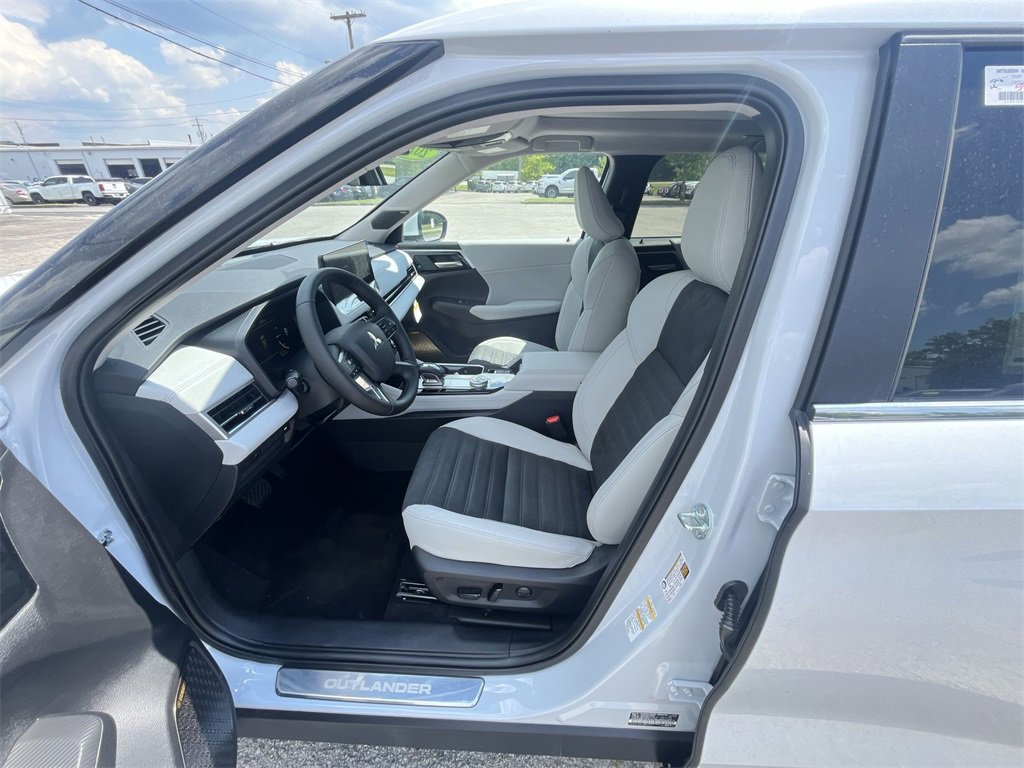 New 2025 Mitsubishi Outlander SE image 11