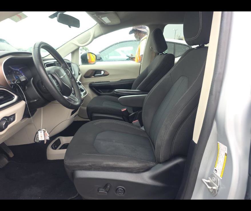Used 2022 Chrysler Voyager LX FWD image 3