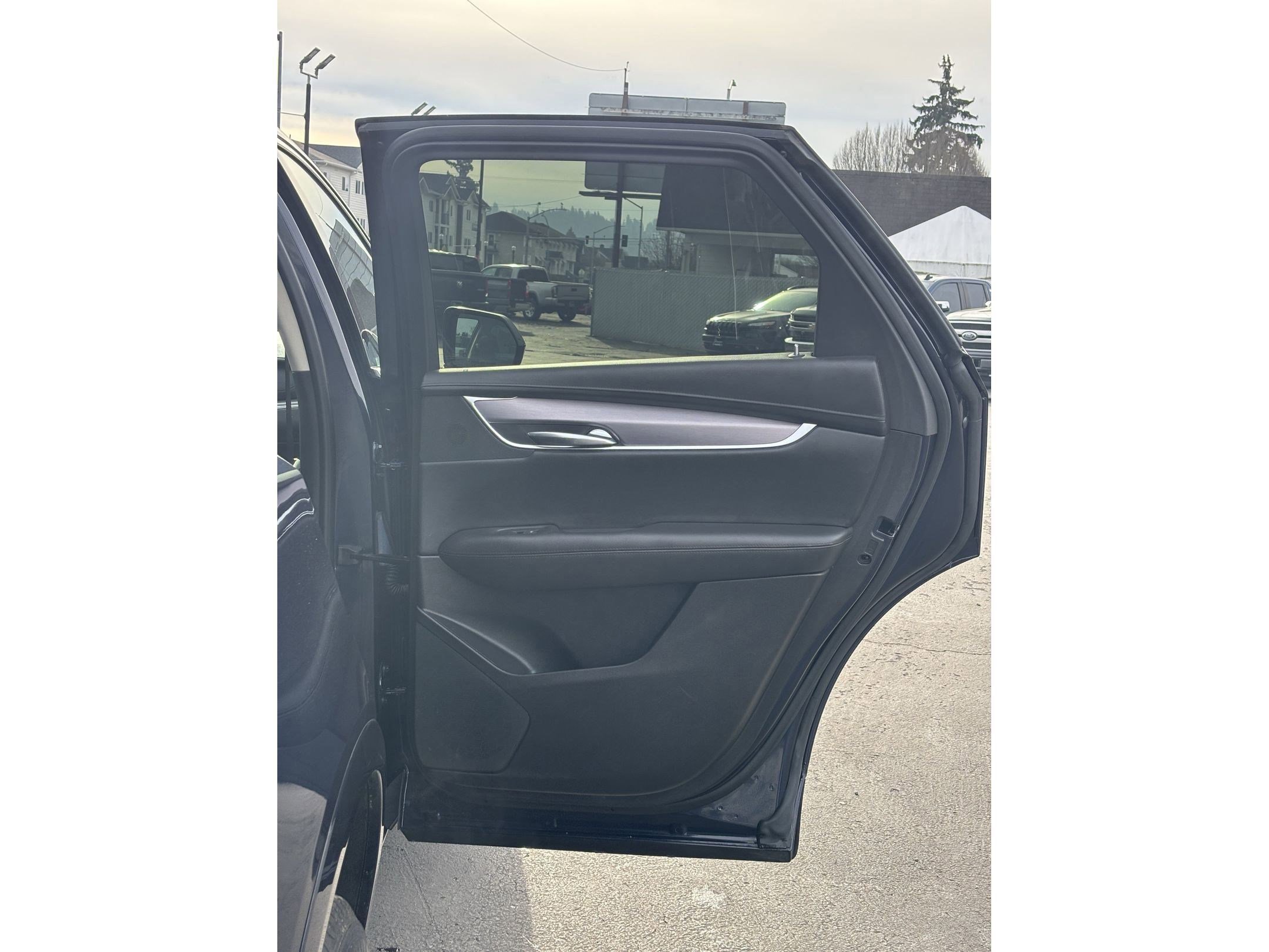 Used 2017 Cadillac XT5 Luxury w/ Driver Awareness Package image 14