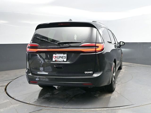 Used 2023 Chrysler Pacifica Touring-L w/ S Appearance Package AWD/4WD image 9
