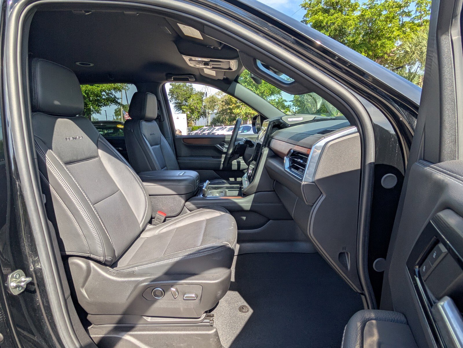 Used 2025 GMC Yukon XL Denali RWD image 20