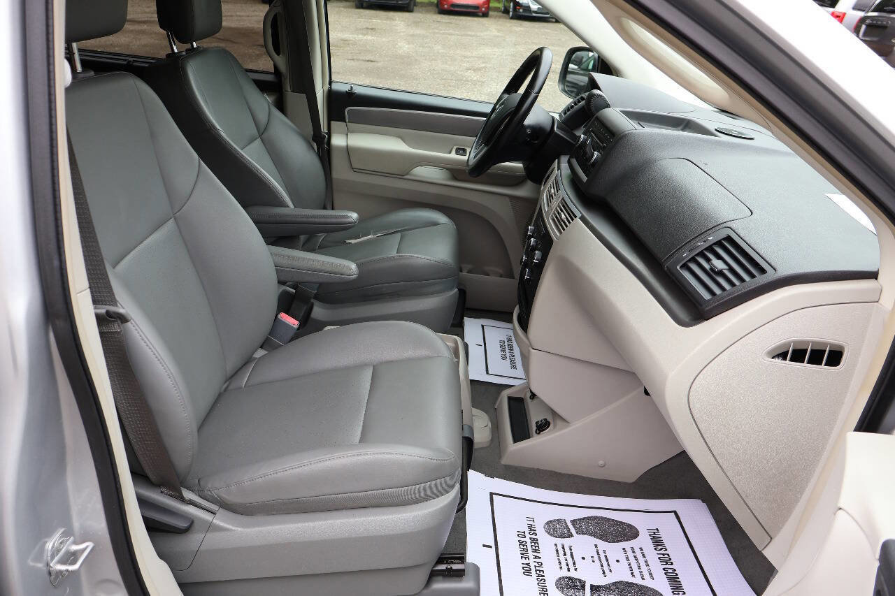 Used 2011 Volkswagen Routan SE FWD image 27