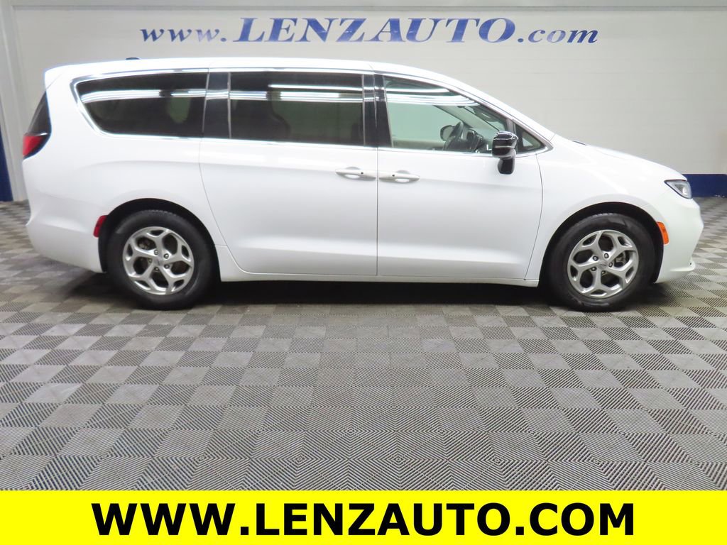 Used 2024 Chrysler Pacifica Limited FWD image 2