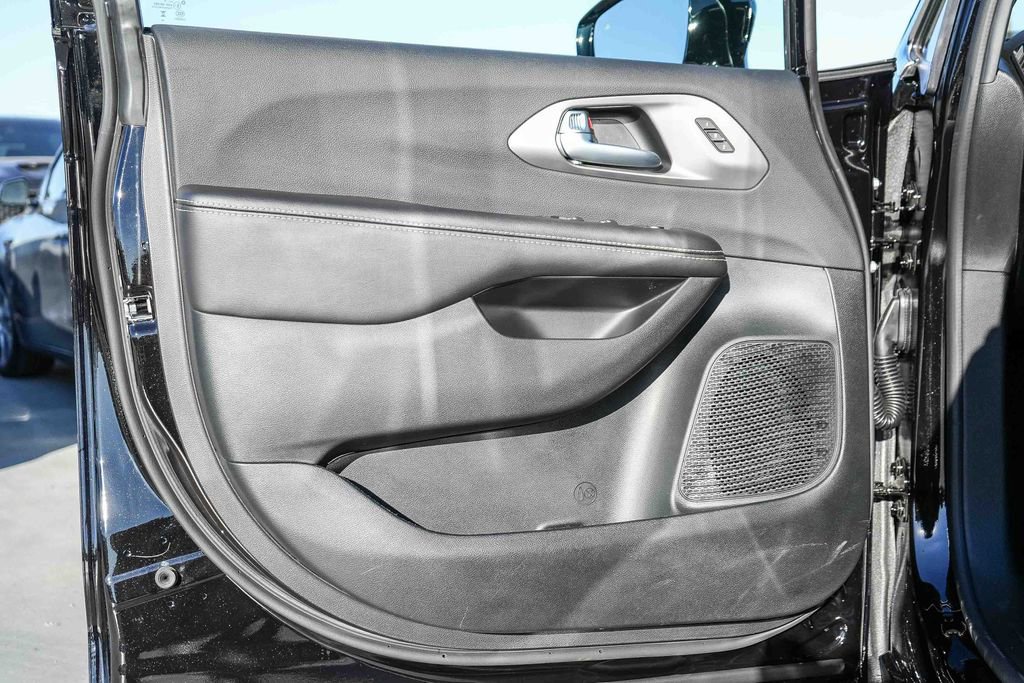 New 2026 Chrysler Pacifica Select image 22