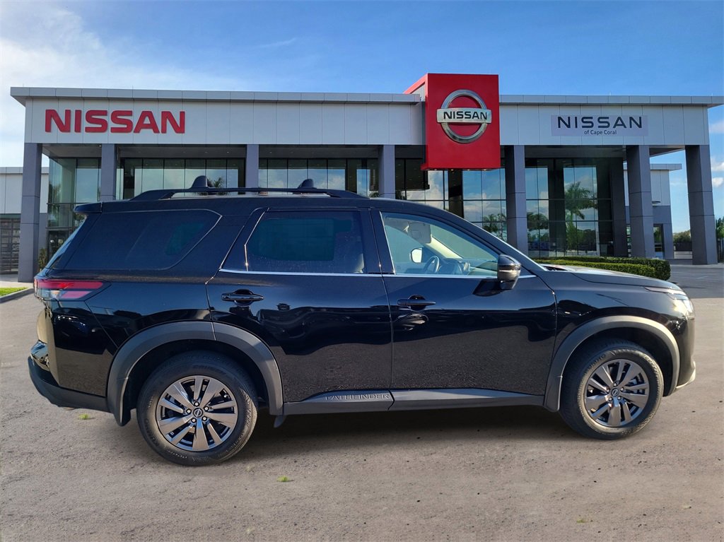 Used 2023 Nissan Pathfinder SV image 3