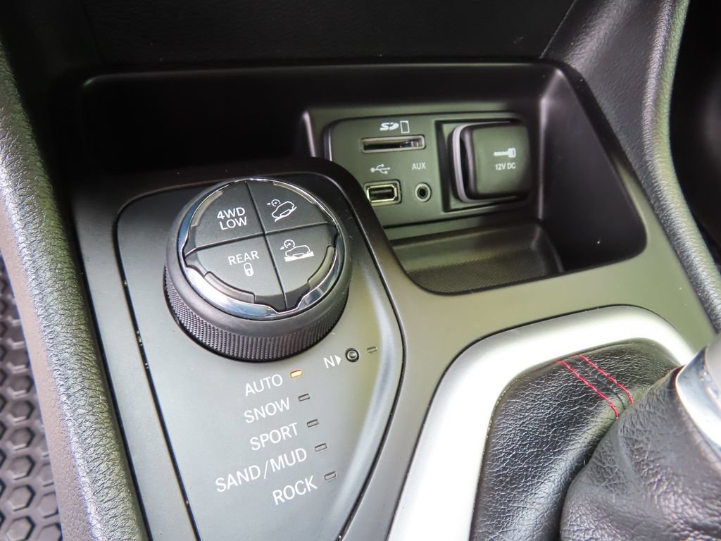 Used 2016 Jeep Cherokee Trailhawk w/ Comfort/Convenience Group AWD/4WD image 13