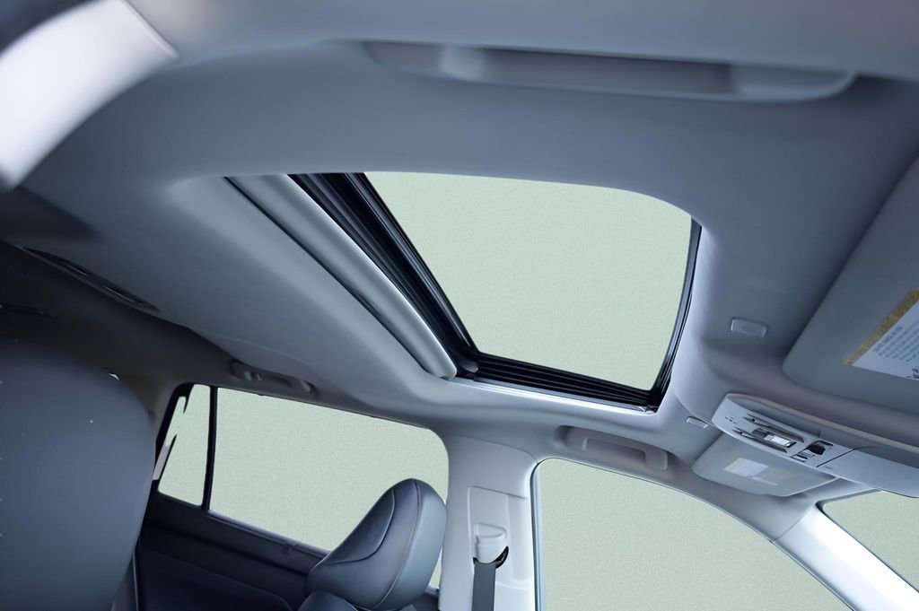 Used 2023 Toyota Highlander XLE image 34