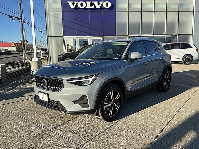 Certified 2025 Volvo XC40 B5 Core image 3