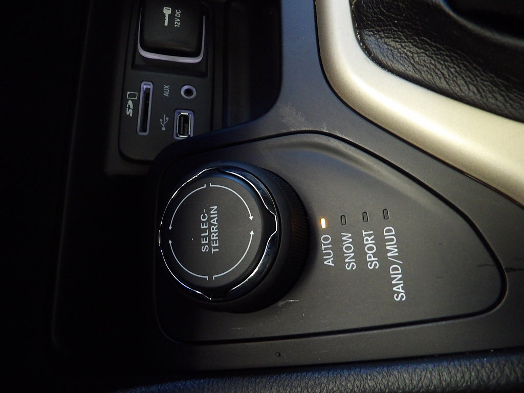 Used 2015 Jeep Cherokee Latitude w/ Comfort/Convenience Group AWD/4WD image 33