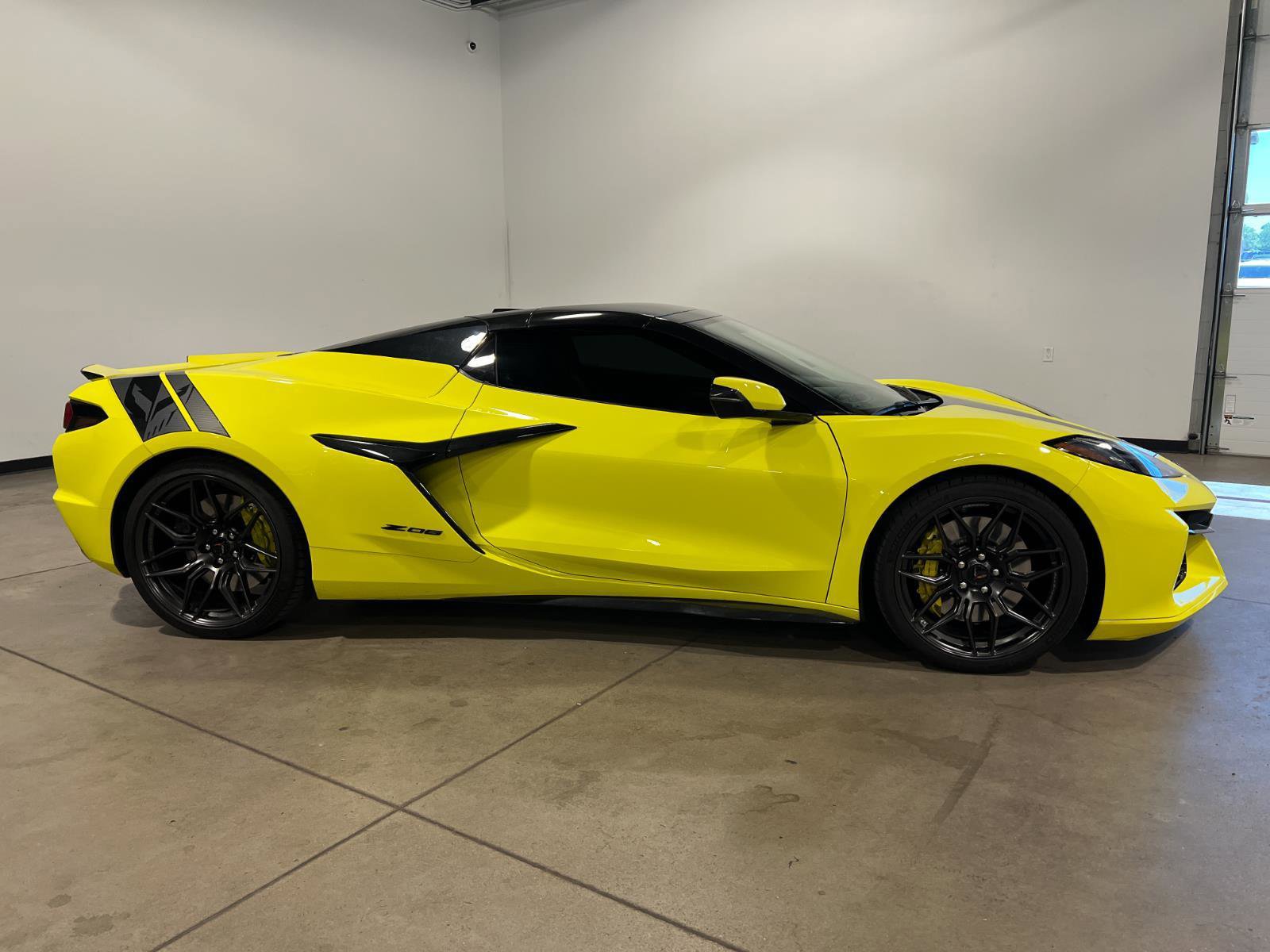 Used 2023 Chevrolet Corvette Z06 RWD image 2