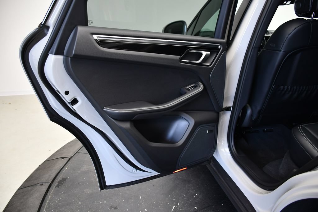 Certified 2024 Porsche Macan AWD/4WD image 37
