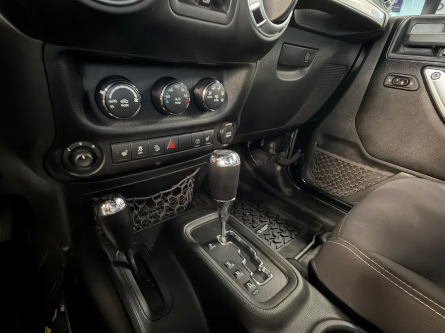 Used 2013 Jeep Wrangler Unlimited Rubicon w/ Connectivity Group image 40