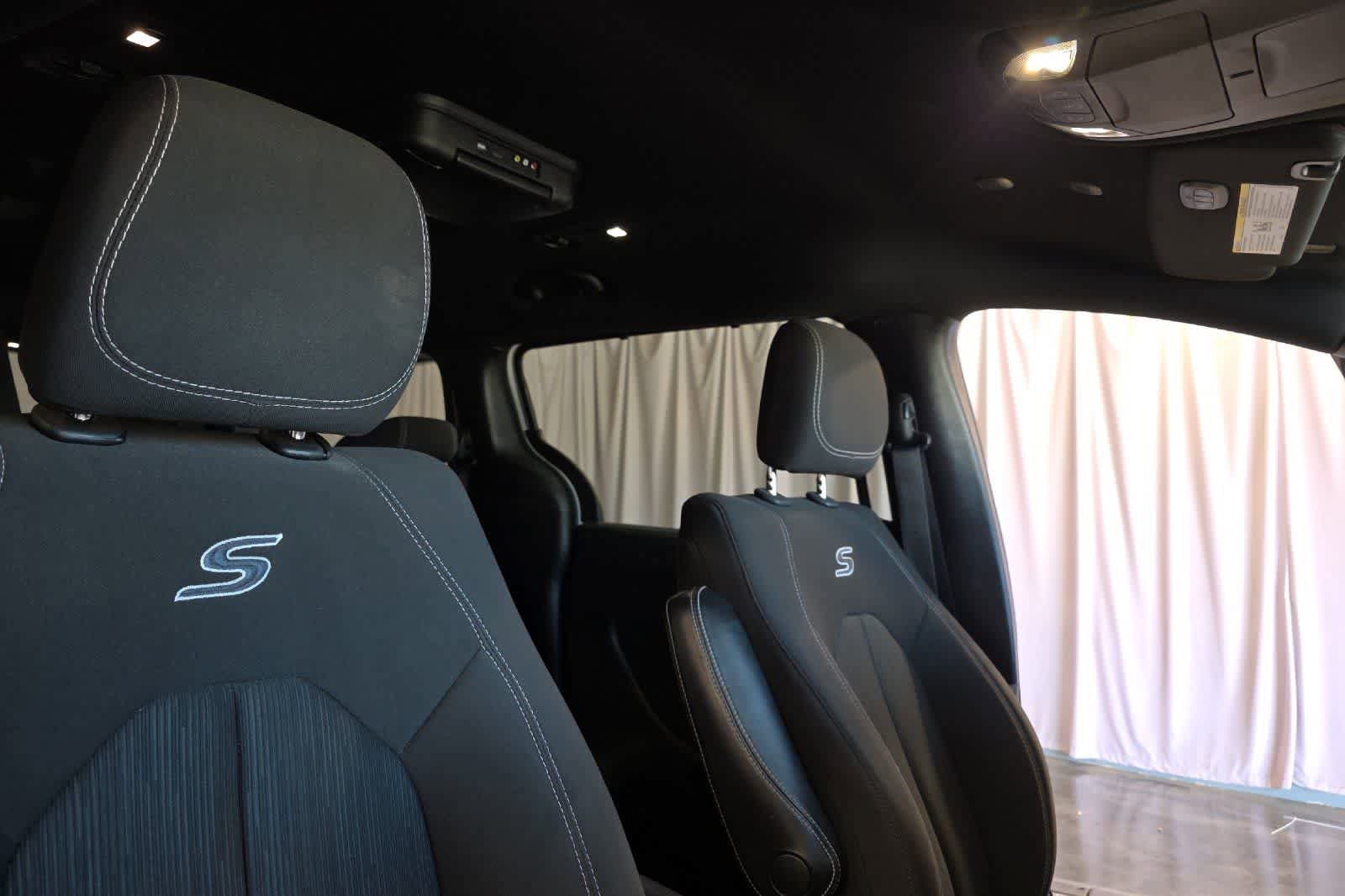 Used 2020 Chrysler Pacifica Touring w/ S Appearance Package FWD image 19