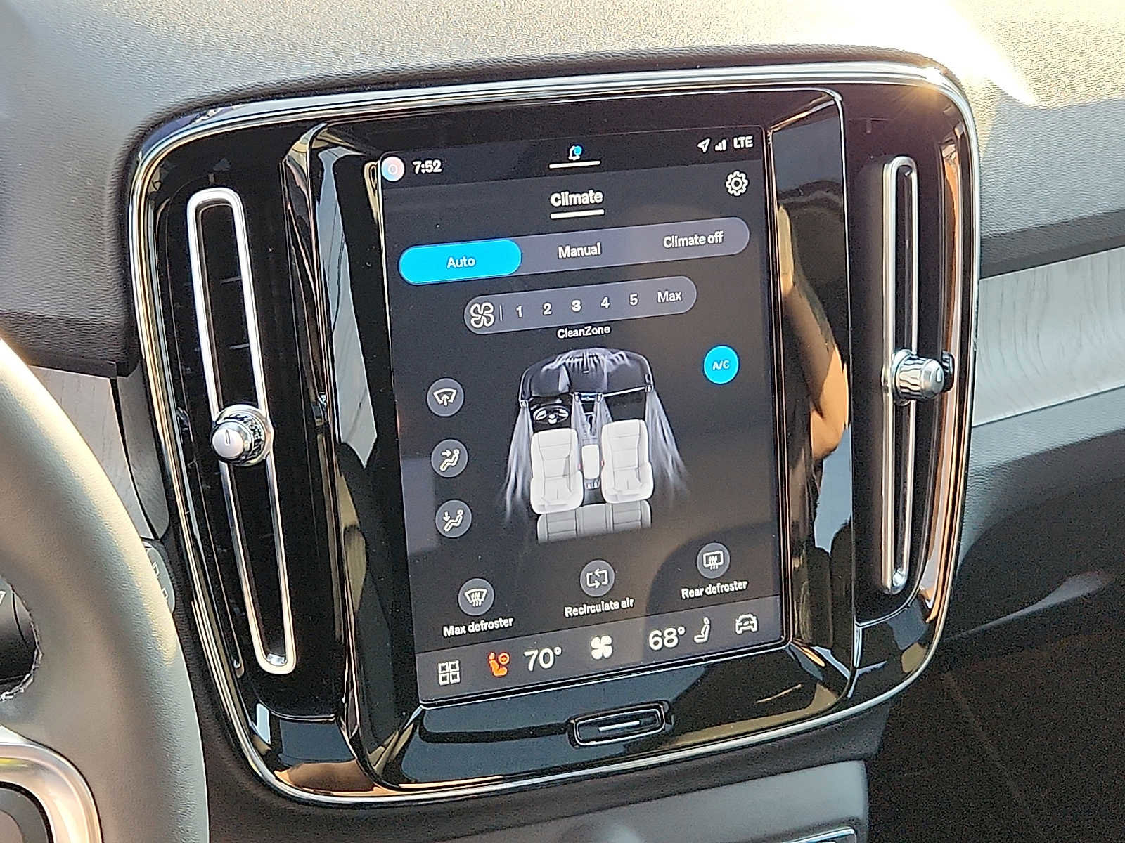 Certified 2023 Volvo XC40 B4 Plus w/ Driver Assist Package image 15