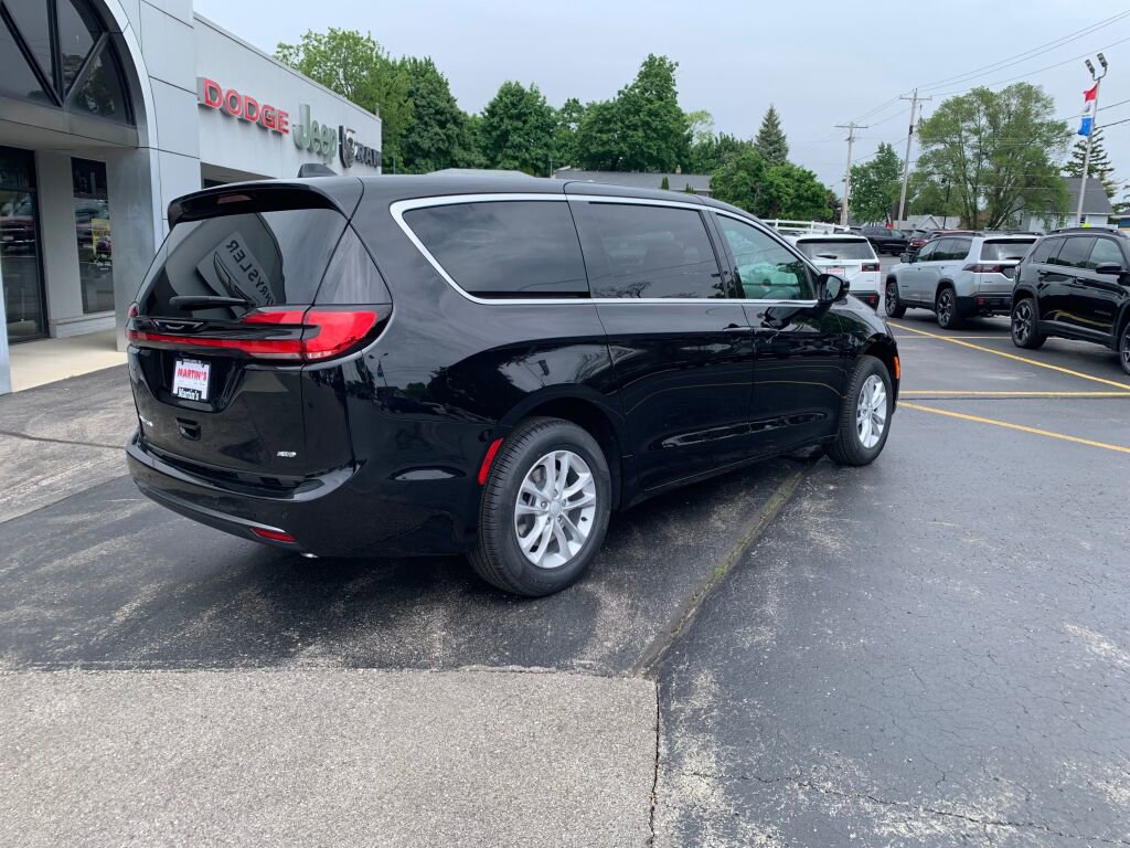 New 2027 Chrysler Pacifica Select AWD/4WD image 7