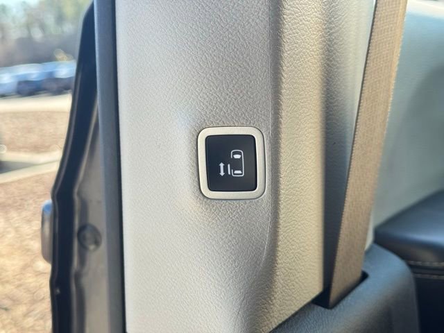 Used 2023 Chrysler Pacifica Touring-L image 16