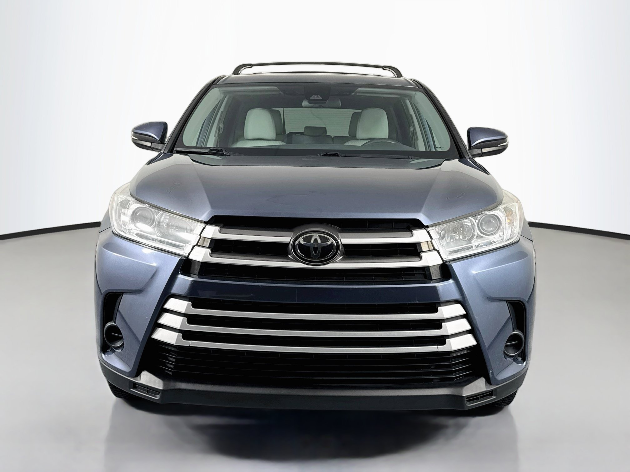 Used 2019 Toyota Highlander LE FWD image 2