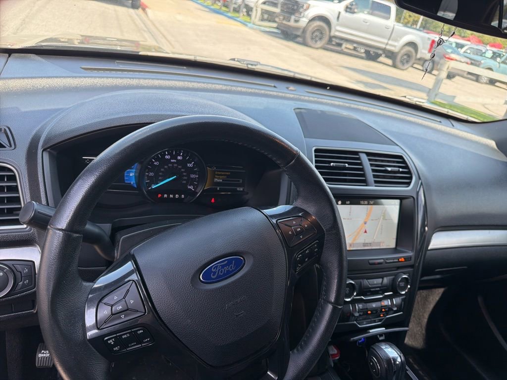Used 2018 Ford Explorer XLT w/ Equipment Group 202A FWD image 5