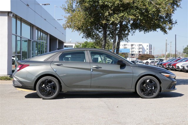 Used 2026 Hyundai Elantra Sport image 4