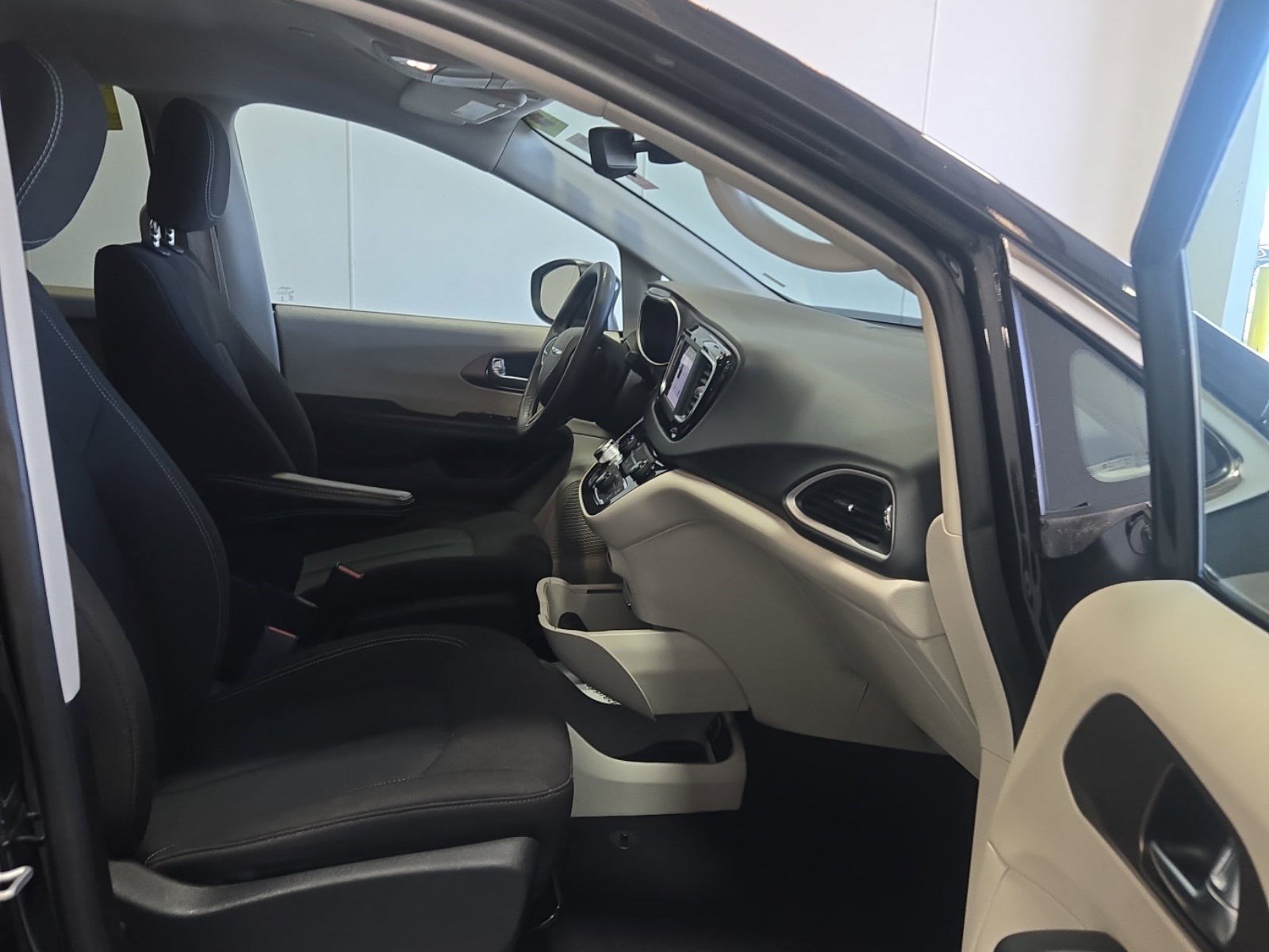 Used 2023 Chrysler Voyager LX image 14