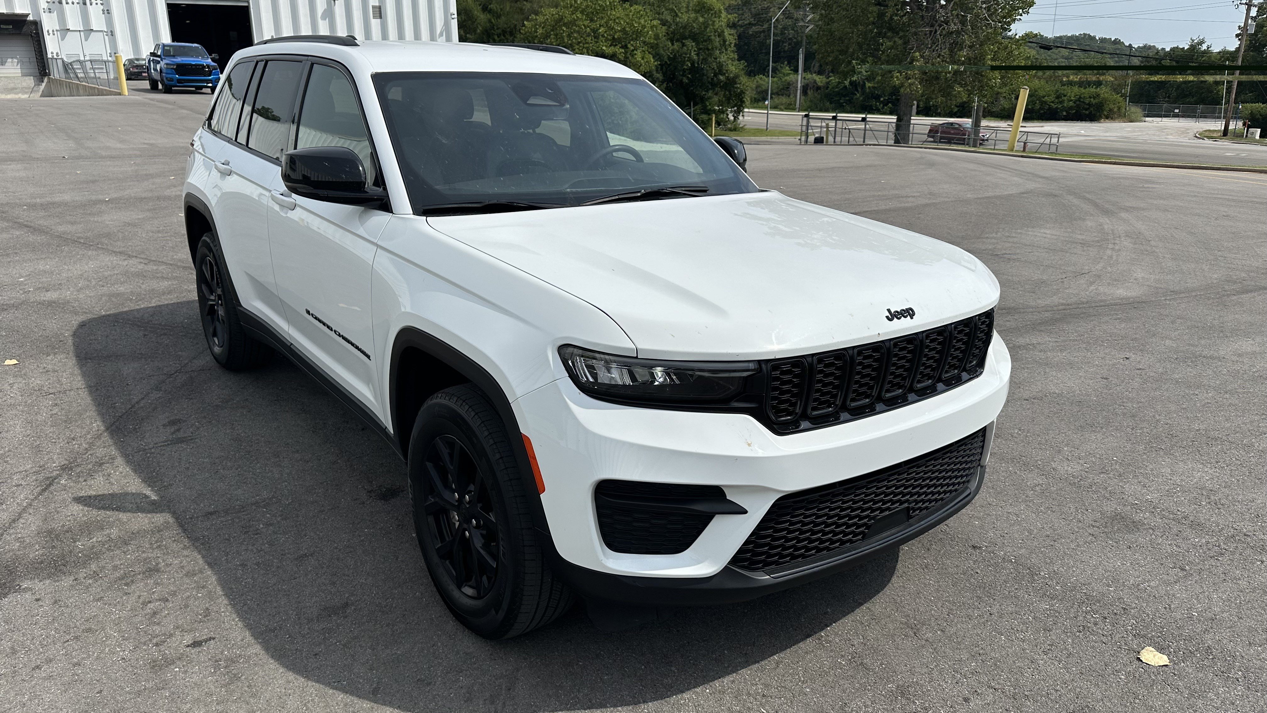 Used 2025 Jeep Grand Cherokee Altitude AWD/4WD image 2