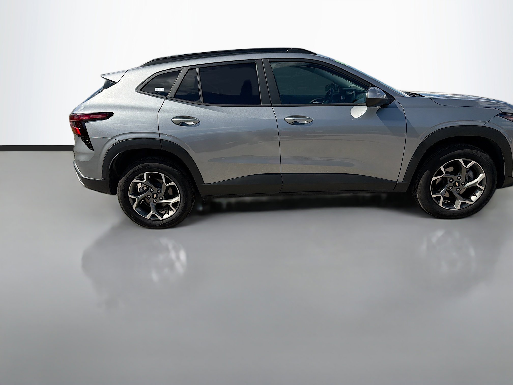 Used 2025 Chevrolet Trax LT w/ LT Convenience Package image 2