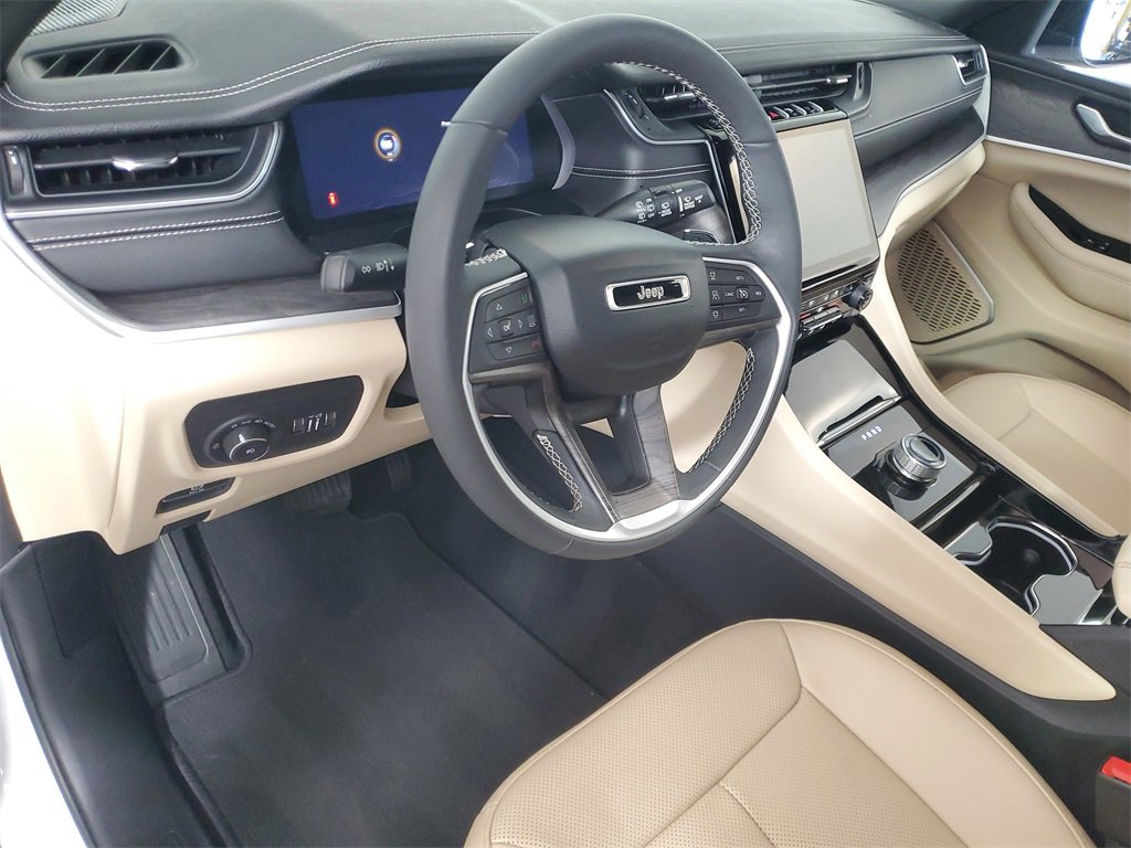 Used 2023 Jeep Grand Cherokee L Limited w/ Luxury Tech Group II image 12