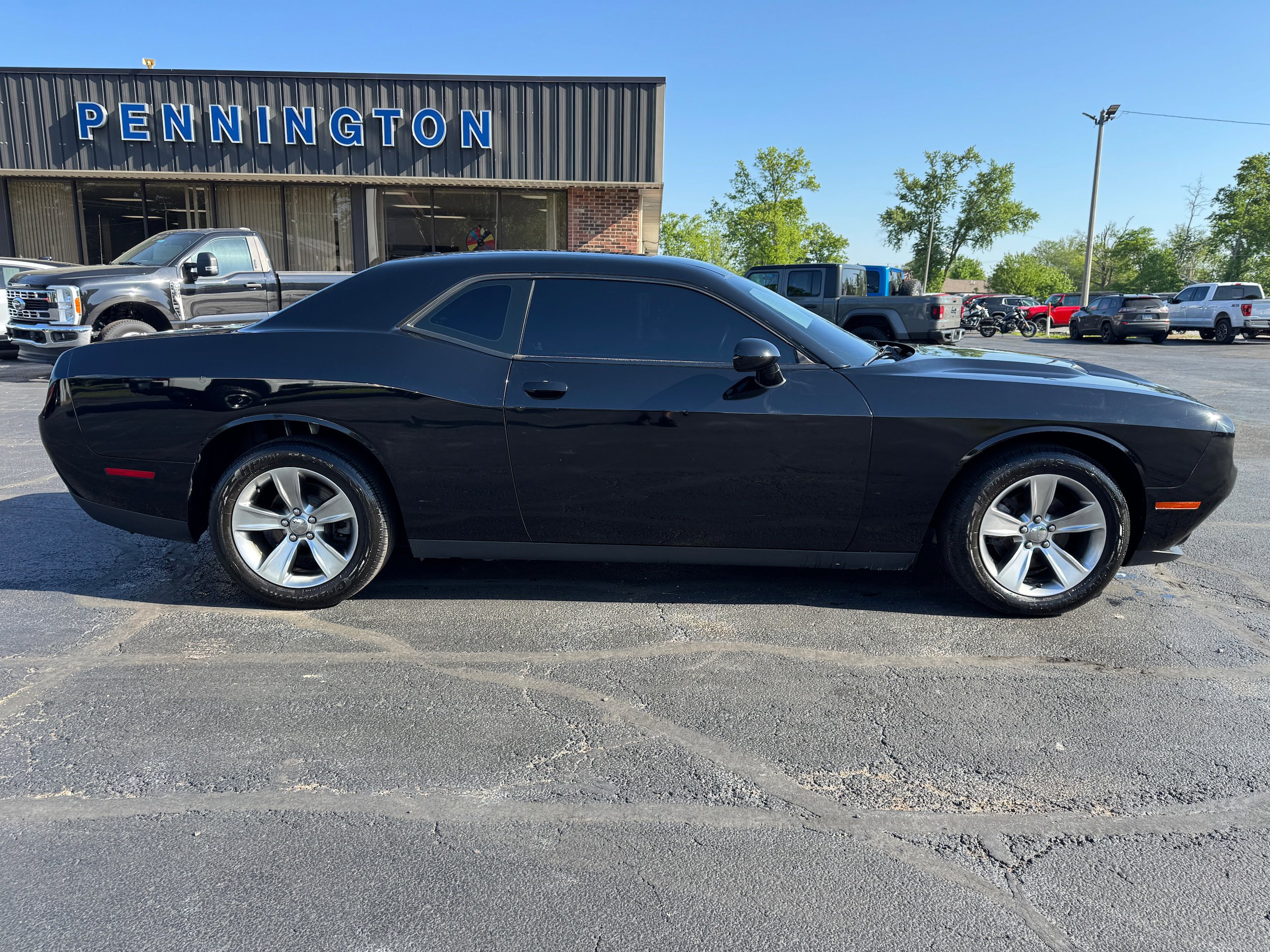Used 2015 Dodge Challenger SXT RWD image 8