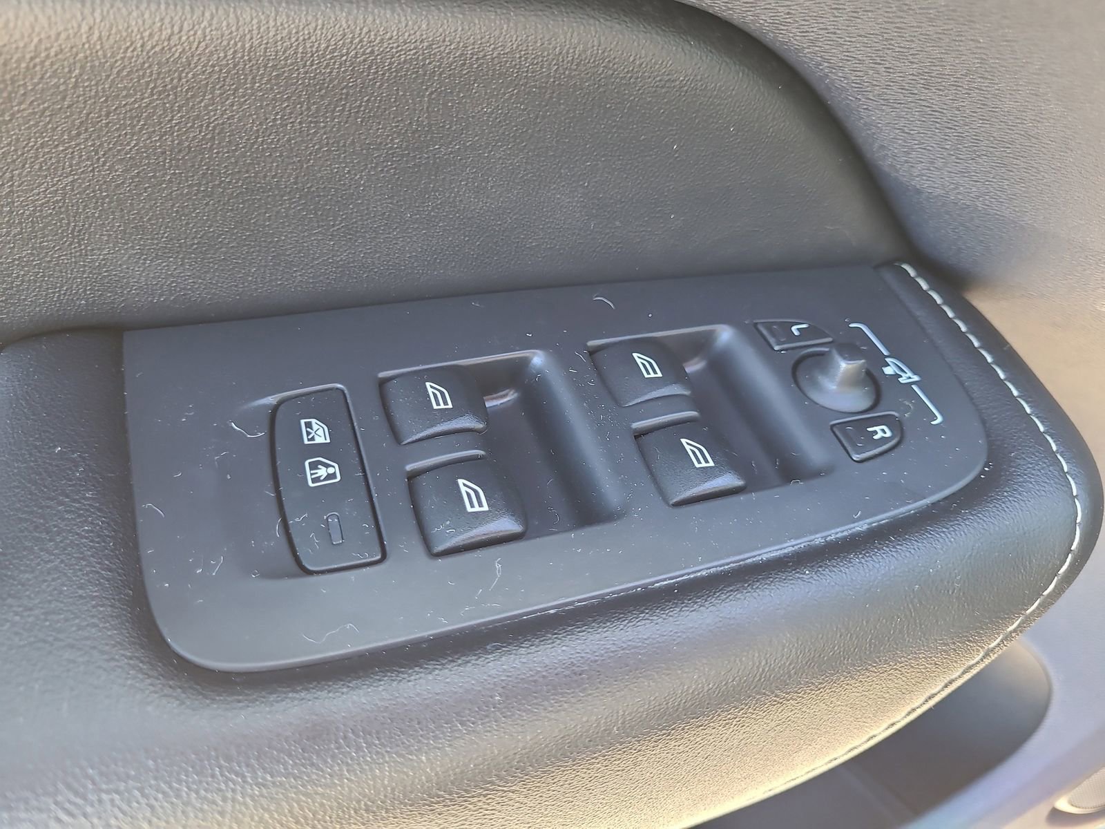 Used 2019 Volvo XC60 T5 R-Design w/ Protection Package Premier image 19