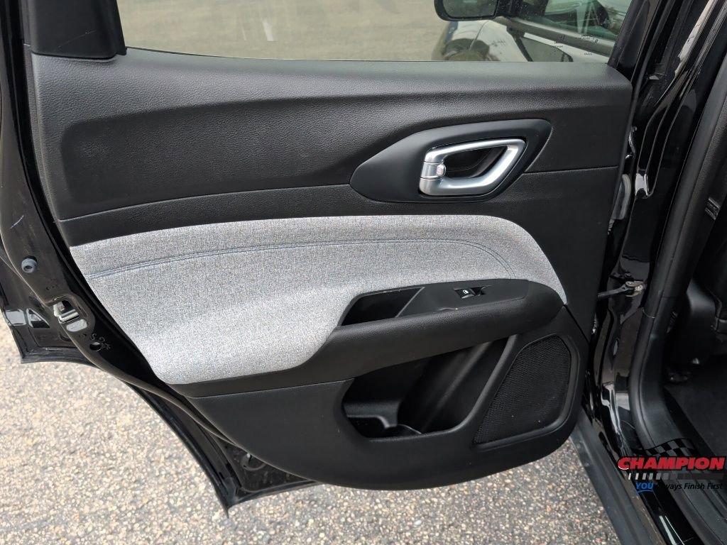 Used 2024 Jeep Compass Latitude image 14