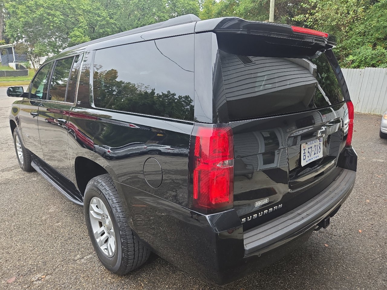 Used 2019 Chevrolet Suburban LT image 3
