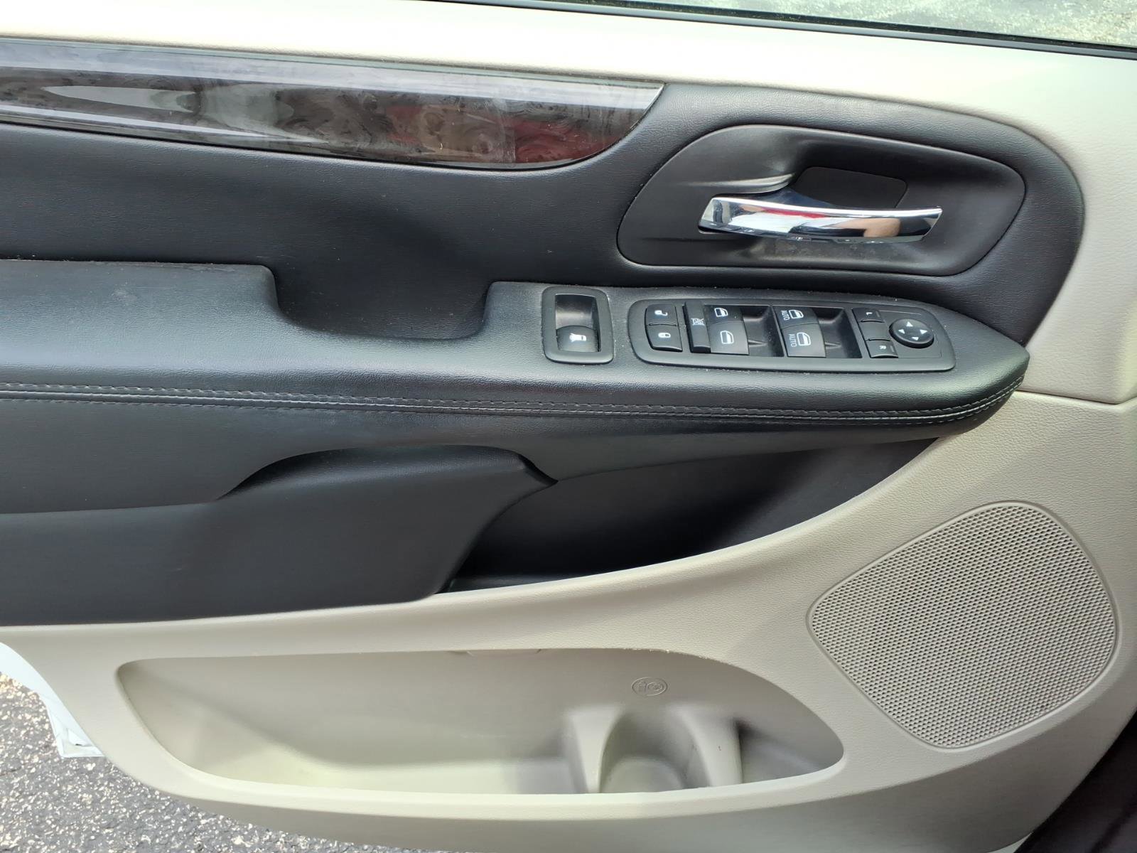 Used 2019 Dodge Grand Caravan SE w/ UConnect Hands-Free Group image 21