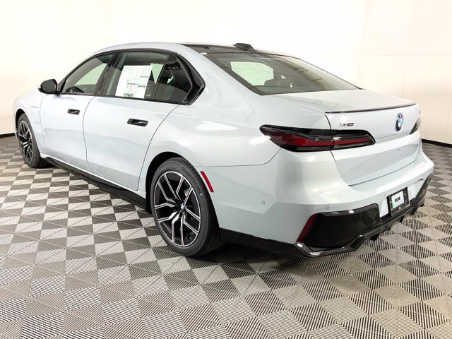 Used 2025 BMW 750e xDrive AWD/4WD image 4