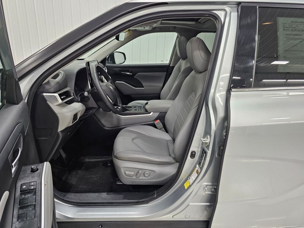 Used 2020 Toyota Highlander XLE AWD/4WD image 11