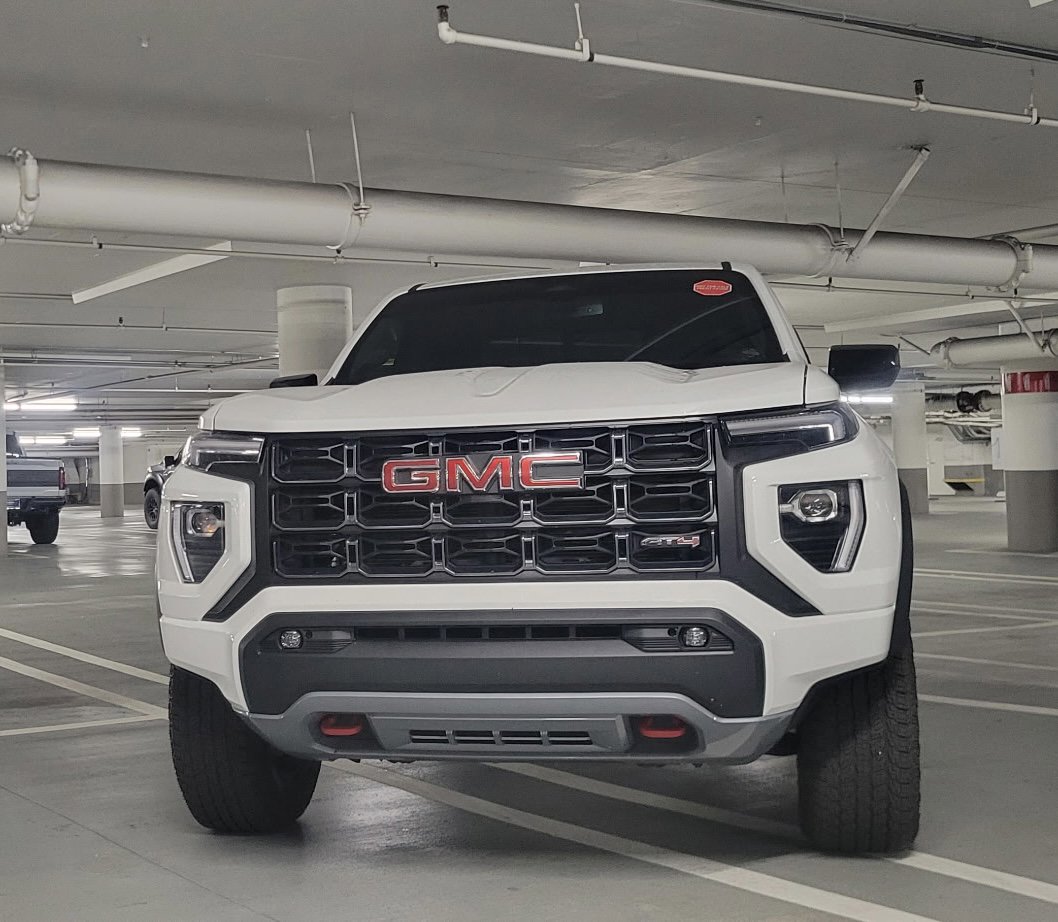 Used 2024 GMC Canyon AT4 image 2