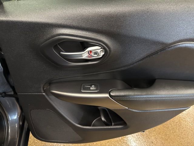 Used 2020 Jeep Cherokee Limited image 23